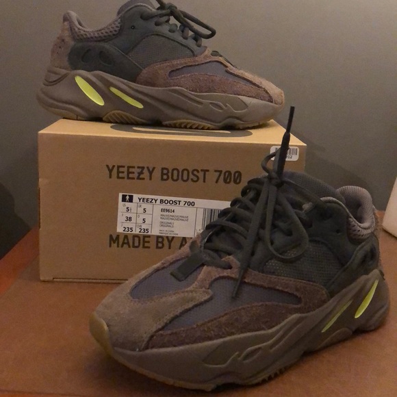 yeezy 700 mauve size 5.5